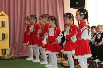 Пролетен празник "Лазаровден" представен от група "Звездички" - ДГ 15 Звънче - Детска градина в град Казанлък