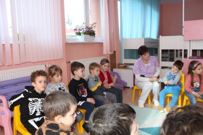 Седмица на четенето - Група "Бонбони" 24.01.2024г. - ДГ 15 Звънче - Детска градина в град Казанлък